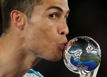 Cristiano ha conseguido tres Mundialitos de Clubes. En la foto, posa con el trofeo de 2017 ganado a Gremio. 