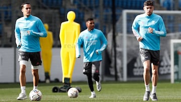 Rodrygo, corriendo entre Lucas V&aacute;zquez y Valverde, en Valdebebas.