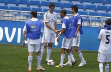 Marcelo, Pepe, Jesé, Morata, Isco, Varane, Xabi Alonso, y Diego López dieron un clinic a algunos aficionados que pudieron pisar el césped del Bernabéu.