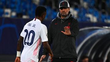 Liverpool&#039;s German manager Jurgen Klopp (R) gestures at Real Madrid&#039;s Brazilian forward Vinicius Junior during the UEFA Champions League first leg quarter-final football match between Real Madrid and Liverpool at the Alfredo di Stefano stadium i