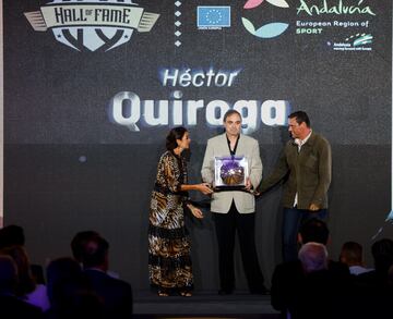 Premio In Memoriam a Héctor Quiroga recogido por sus hijos, Héctor y Arturo junto a María de Nova, Directora general de Sistemas y Valores de la Junta de Andalucía.