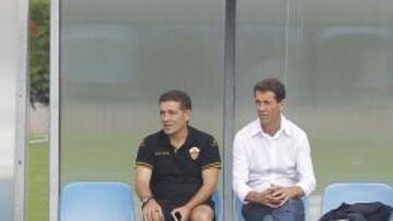 Ramón Planes, viendo un entrenamiento del equipo