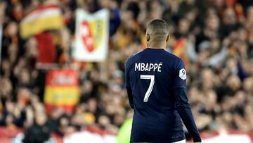 Lens (France), 01/01/2023.- Paris Saint Germain's Kylian Mbappe reacts during the French Ligue 1 soccer match between RC Lens and Paris Saint Germain in Lens, France, 01 January 2023. (Francia) EFE/EPA/CHRISTOPHE PETIT TESSON
