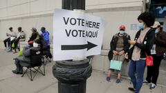 ARCHIVO - En esta fotograf&iacute;a de archivo del s&aacute;bado 24 de octubre de 2020, los residentes del condado de Westchester hacen fila para votar el primer d&iacute;a de votaci&oacute;n anticipada, en Yonkers, Nueva York.
 