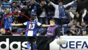 El colombiano celebra con los hinchas en un costado del Dragao