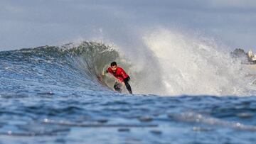 El surfista vasco Aritz Aranburu surfea una ola en Carcavelos (Portugal).