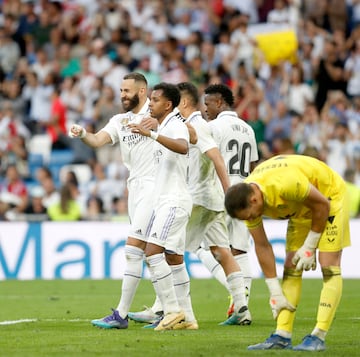 Benzema celebra con Rodrygo el tercer gol al Almería.