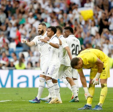 Benzema celebra con Rodrygo el tercer gol al Almería.
