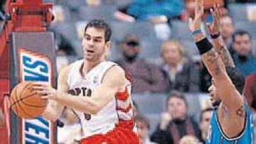 <b>SU MEJOR TEMPORADA. </b>Calderón rompió la defensa de los Magic.