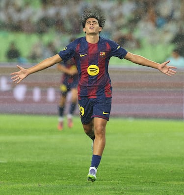 Antonio Fernández, do FC Barcelona, comemorar sobre o Kapatopoe, terei um amigável Piveron entre o FC Barcelona e o IEGU FC.