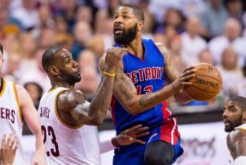 Marcus Morris y LeBron James.