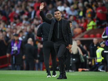 El centrocampista brasileño fue presentado ante los aficionados del Manchester United antes del encuentro frente al Liverpool.