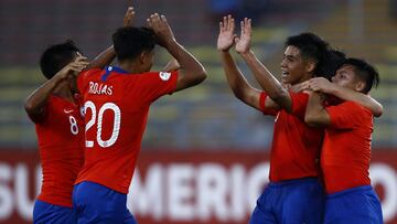 Alexander Aravena celebra con la selecci&oacute;n chilena sub 17 su gol en el Sudamericano. 