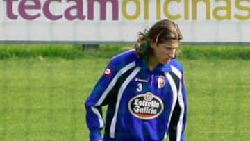<b>CON EL BALÓN. </b>Filipe Luis ya es un habitual en los entrenamientos de Abegondo. El brasileño, tras los ejercicios de recuperación, dedicó la parte final de su sesión al balón. La gran novedad es que ayer golpeó por primera vez el esférico con potencia con la derecha, la misma pierna en la que sufrió la lesión.