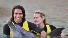 Falcao y su mujer, en el momento de jugar con los delfines.