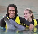 El Tigre Falcao y su esposa se bañaron con los delfines