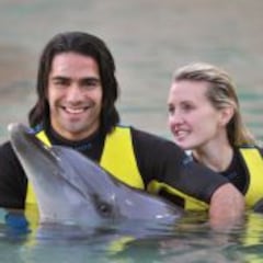 El Tigre Falcao y su esposa se bañaron con los delfines