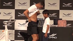 Un niño presume de su ‘six pack’ frente a Cristiano y después pasa esto