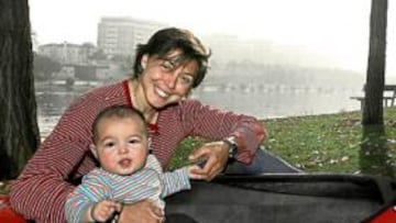 <b>SIGUE SUS PASOS. </b>Beatriz Manchón posa junto a su hija Beatriz en el interior de la piragua, el hábitat que mejor domina su madre.