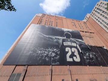 Operarios trabajando en la retirada del cartel del alero, LeBron James, en Cleveland (Ohio) tras el anuncio de su fichaje por los Ángeles Lakers. 