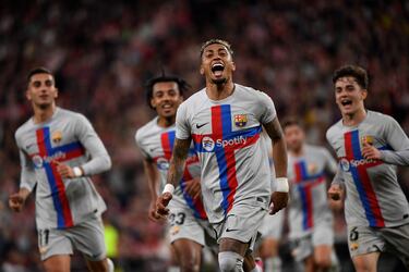 Raphinha celebra el 0-1 del equipo con sus compañeros.