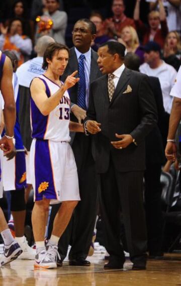 Steve Nash habla con el entrenador de los Phoenix Suns, Alvin Gentry.