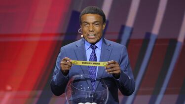 Soccer Football - Club World Cup - Draw - Miami, Florida, United States - December 5, 2024 Former Peru player Teofilo Cubillas draws Atletico Madrid REUTERS/Brian Snyder