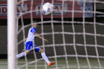 Rubén Farfán derrota a Veloso y abre el marcador.