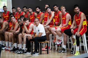 El equipo español durante el acto de presentación. 
 