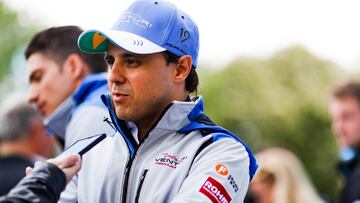 Felipe Massa hablando con la prensa.