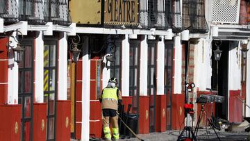 Bomberos de Murcia trabajan frente al Teatre, en la zona de ocio de Las Atalayas, donde ocurrió el incendio, a 2 de octubre de 2023, en Murcia, Región de Murcia (España). El Delegado del Gobierno de la Región de Murcia ha comunicado que se han localizado a las cinco personas que estaban desaparecidas desde la tragedia. La quinta aparición confirma que ya no quedan desaparecidos. El Centro de Coordinación de Emergencias ha actualizado la información y ha elevado a 13 el número de víctimas mortales en el incendio, aunque no se descartan más víctimas.
02 OCTUBRE 2023;MURCIA;INCENDIO MURCIA;DISCOTECA;13 PERSONAS FALLECIDAS
Edu Botella / Europa Press
02/10/2023