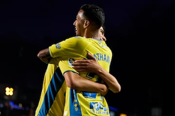 Abrazo entre Pedri, hoy estrella mundial con el Barça, y Jonathan Viera durante su etapa común en Las Palmas durante el curso 2019/2020. 