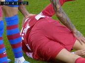 La inexplicable acción de Dani Alves: ¡roja por esta patada!