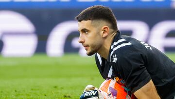 CORNELLÁ DE LLOBREGAT (BARCELONA), 04/05/2025.- El portero del Espanyol Joan García Pons durante el partido de la jornada 34 de LaLiga EA Sports que RCD Espanyol y Real Betis Balompié disputan este domingo en el RCDE Stadium de Cornellá de Llobregat (Barcelona). EFE/Andreu Dalmau