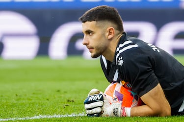 Manolo y Garagarza intentan despertar a Chen antes de que sea tarde