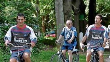 <b>EN HOLANDA. </b>Jugadores del Getafe en bici. Repiten lugar de estadía.