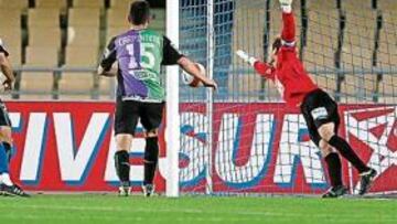 <b>DEFINITIVO. </b>Arnau trata de desviar sin éxito el remate de Yordi, que se cuela junto a su poste derecho.