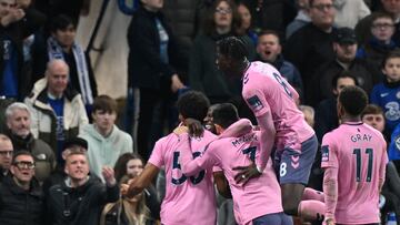 Los jugadores del Everton celebran el 2-2 ante el Chelsea.