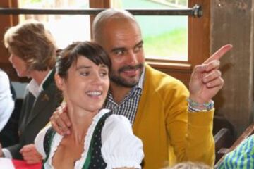 Pep Guardiola con su mujer. 