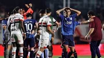 La imagen más dura de la Libertadores: jugador se desvaneció en pleno partido