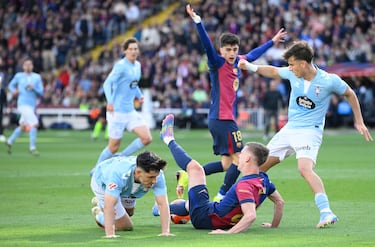 Cayó Dani Olmo dentro del área, reclamando un derribo de Yoel Lago dentro del área. En principio el árbitro dijo que no había acción punible.