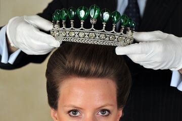 Katharina recibió la tiara de su esposo Guido Henckel von Donnersmarck, descendiente de una familia de nobles que a finales del siglo XIX era la segunda más rica de toda Alemania. Las once esmeraldas que la componen pesan más de 500 quilates y algunas voces afirman que pertenecieron a la emperatriz Eugenia de Francia. En 1979, la familia decidió deshacerse de ella y contactaron con la casa Sotheby's para llevar a cabo una subasta. A día de hoy es la tiara más cara vendida en una subasta.