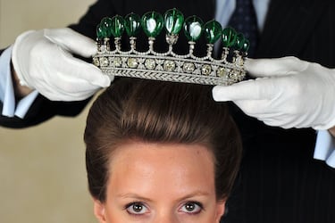 Katharina recibió la tiara de su esposo Guido Henckel von Donnersmarck, descendiente de una familia de nobles que a finales del siglo XIX era la segunda más rica de toda Alemania. Las once esmeraldas que la componen pesan más de 500 quilates y algunas voces afirman que pertenecieron a la emperatriz Eugenia de Francia. En 1979, la familia decidió deshacerse de ella y contactaron con la casa Sotheby's para llevar a cabo una subasta. A día de hoy es la tiara más cara vendida en una subasta.