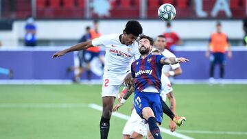 Koundé gana un salto.