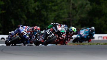 Baltus por delante de Roberts y del pelotón en el inicio de carrera.