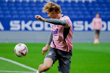 Alex Král, en el entrenamiento de este sábado en el RCDE Stadium.