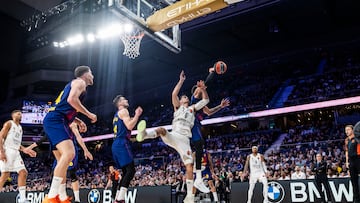 Alberto Abalde, alero del Real Madrid, pelea un rebote con Miles Norris, ala-pívot del Barça, mientras Tomas Satoransky y Joel Parra siguen atentos la acción en el Movistar Arena.
