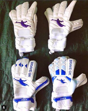 Ya en el FC Zorya Luhansk, la marca de guantes Brave GK empez¨® a patrocinarle y ha tenido guantes personalizados desde entonces.