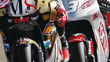 <b>MÁS DIFÍCIL DE LOS ESPERADO.</b>
Poggiali, en primer término, no esperaba tener tantas complicaciones en la recta final del Mundial, pero Rolfo (detrás de él en la imagen) ha jugado la baza de la regularidad para que el título de 250cc se decida en Cheste. Lástima que Elías ya no cuente...