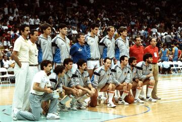 La Selección española hizo historia en semifinales al tumbar a la Yugoslavia de Petrovic y Dalipagic, y afrontó la final como una fiesta. Los de Antonio Díaz-Miguel, conformes con la plata, pecaron de temor ante la agresividad de un equipo de Estados Unidos liderado por Michael Jordan y Pat Ewing.